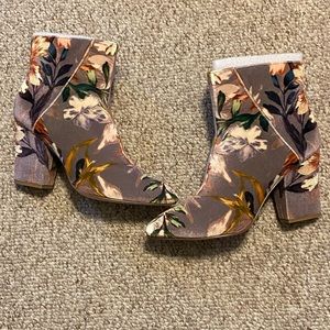 NWT Nine West Savitra Boot in Floral Velvet